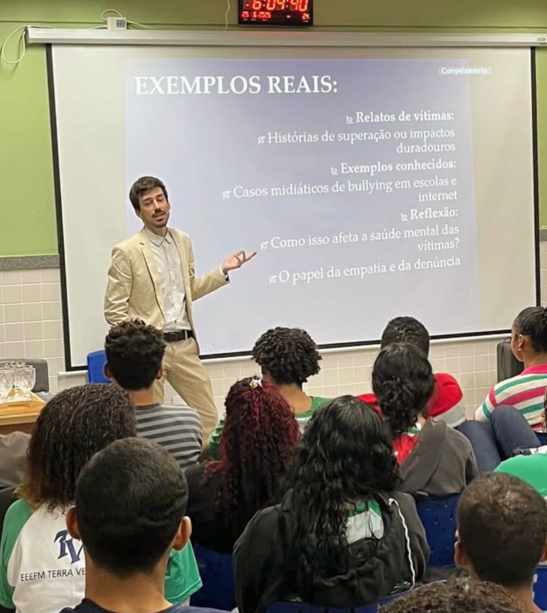Guy Simões palestrando para 80 alunos na Escola Estadual Terra Vermelha